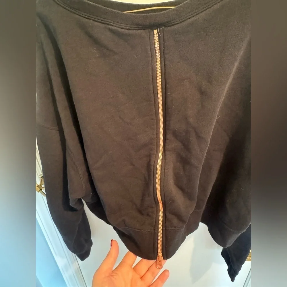 Nike Women's Black and Rose Gold Logo Cropped Sweatshirt, Large